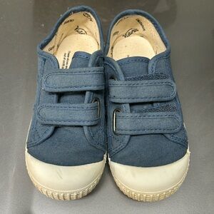 Victoria toddler sneakers with velcro closure